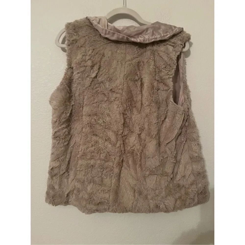 Faux Fur Reversible Full Zip Vest - Picture 4 of 7
